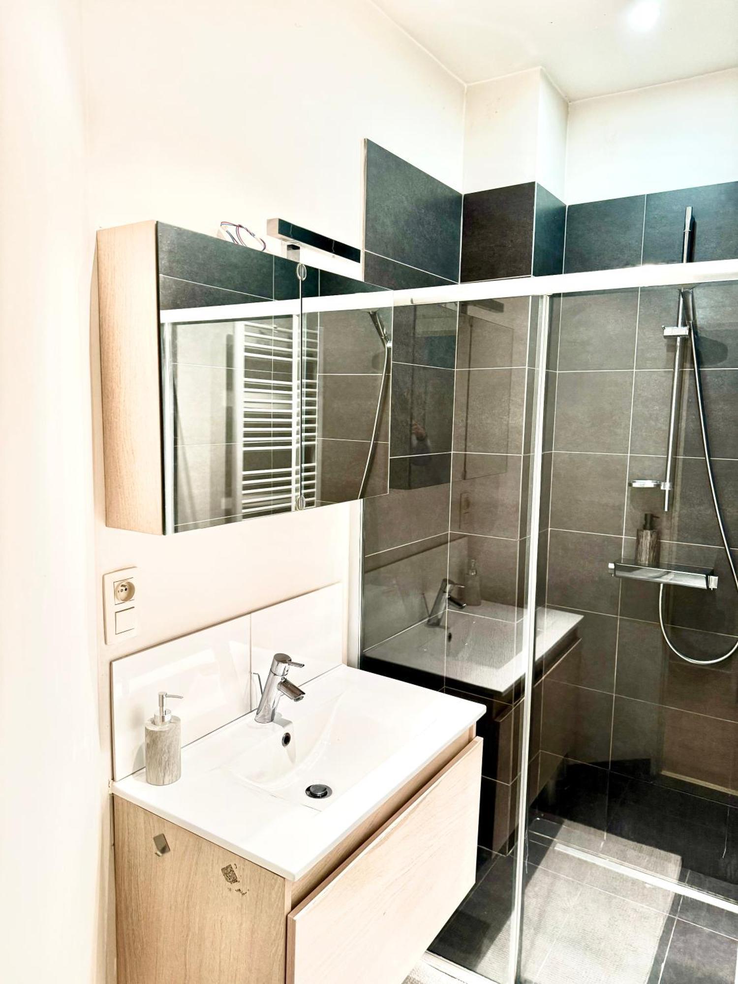 Beautiful 2 Bedroom Familiar Luxury Apartment *