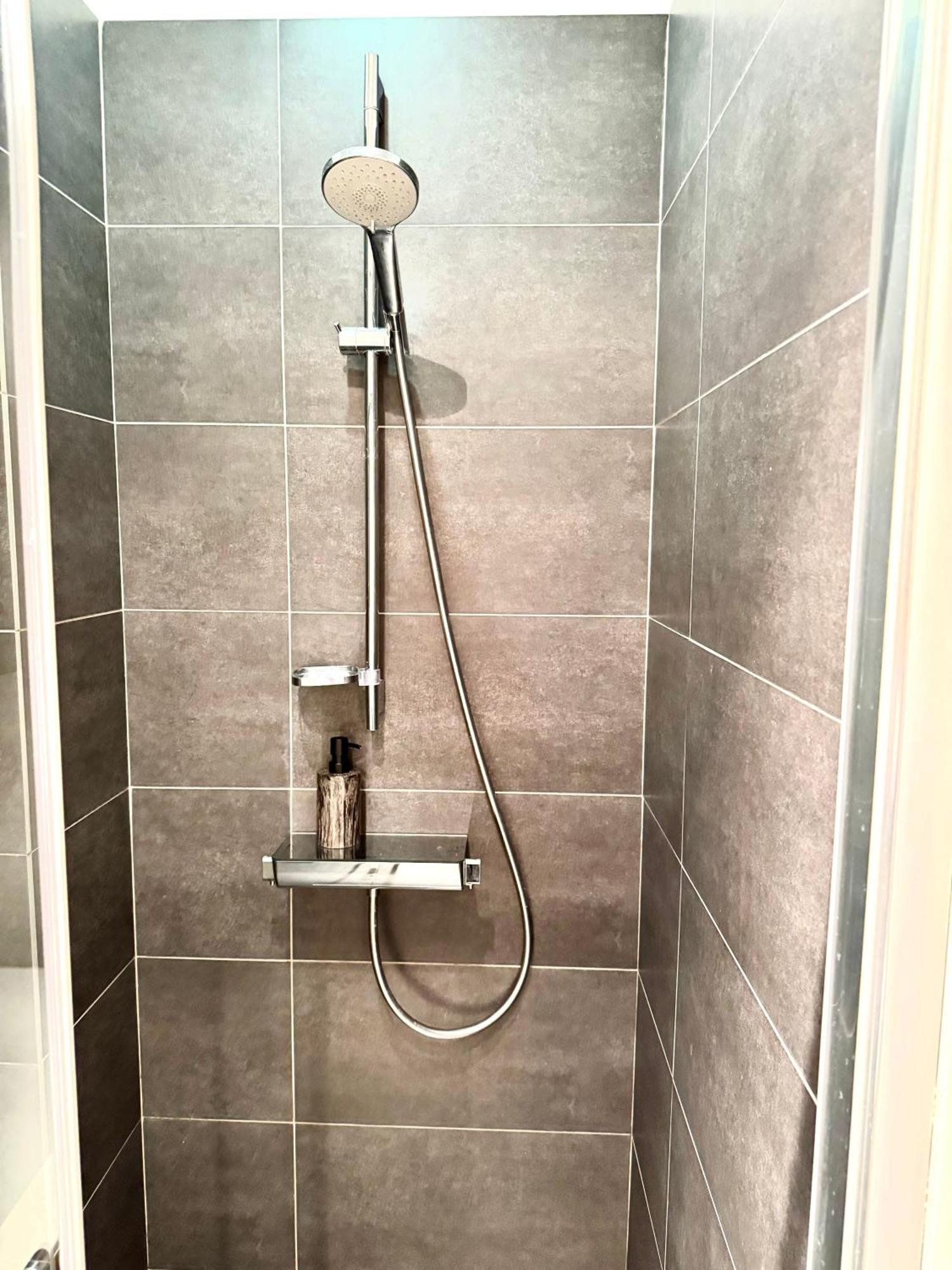 Beautiful 2 Bedroom Familiar Luxury Appartamento